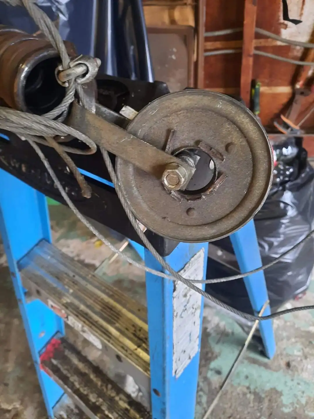 Cable drum and pulley with lift cable during a cable repair
